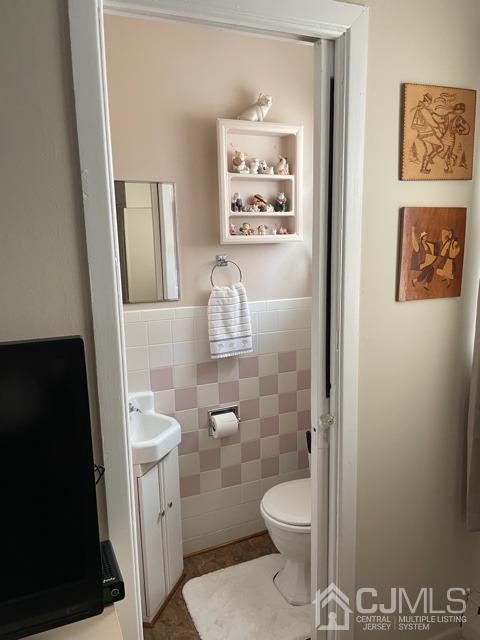83 Brandywine Road Fords, NJ 08863 - Photo 29 of 31 a bathroom with a toilet and a shower