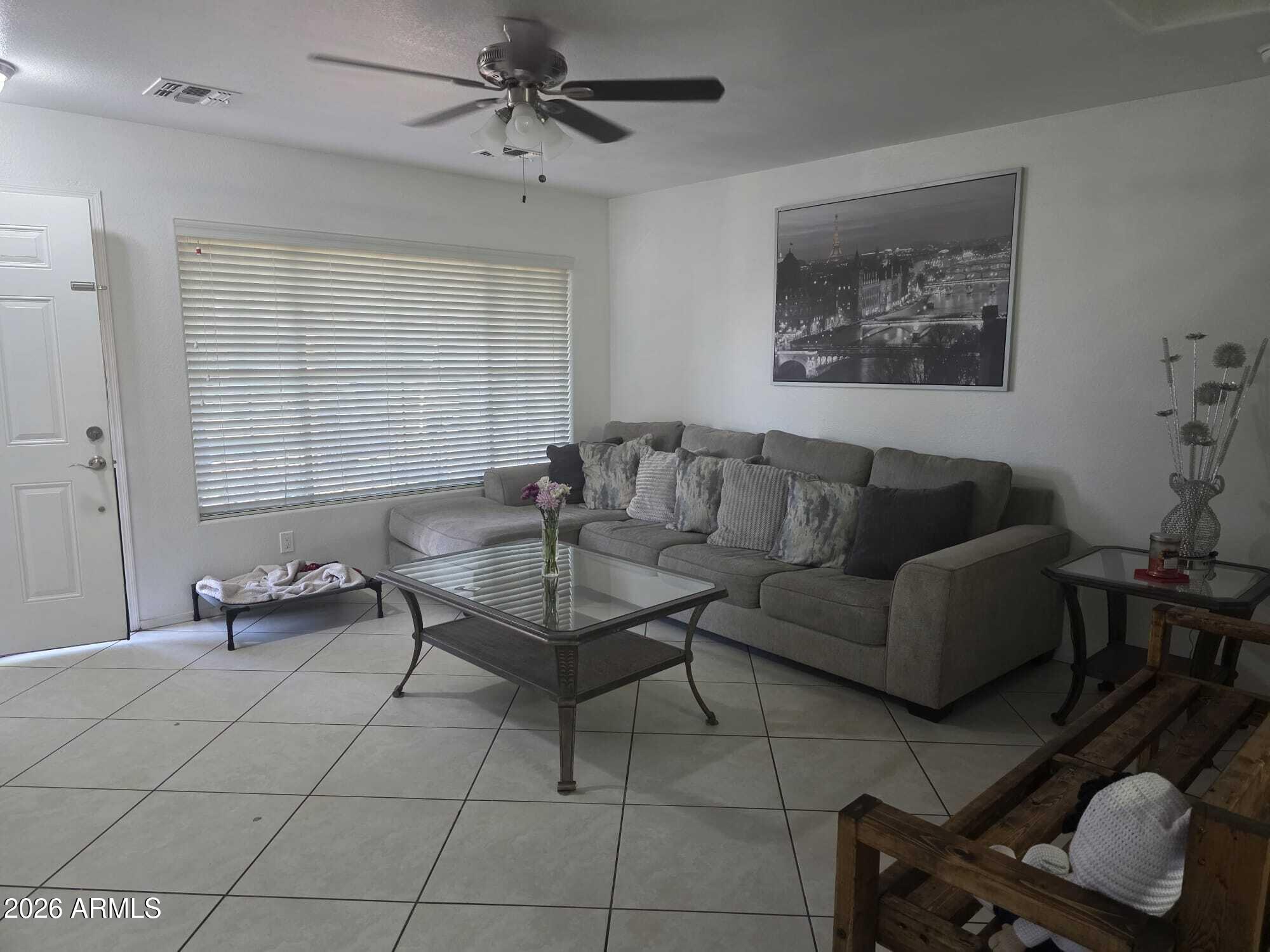 6427 West Cordes Road Phoenix, AZ 85043 - Photo 4 of 19 Living Room