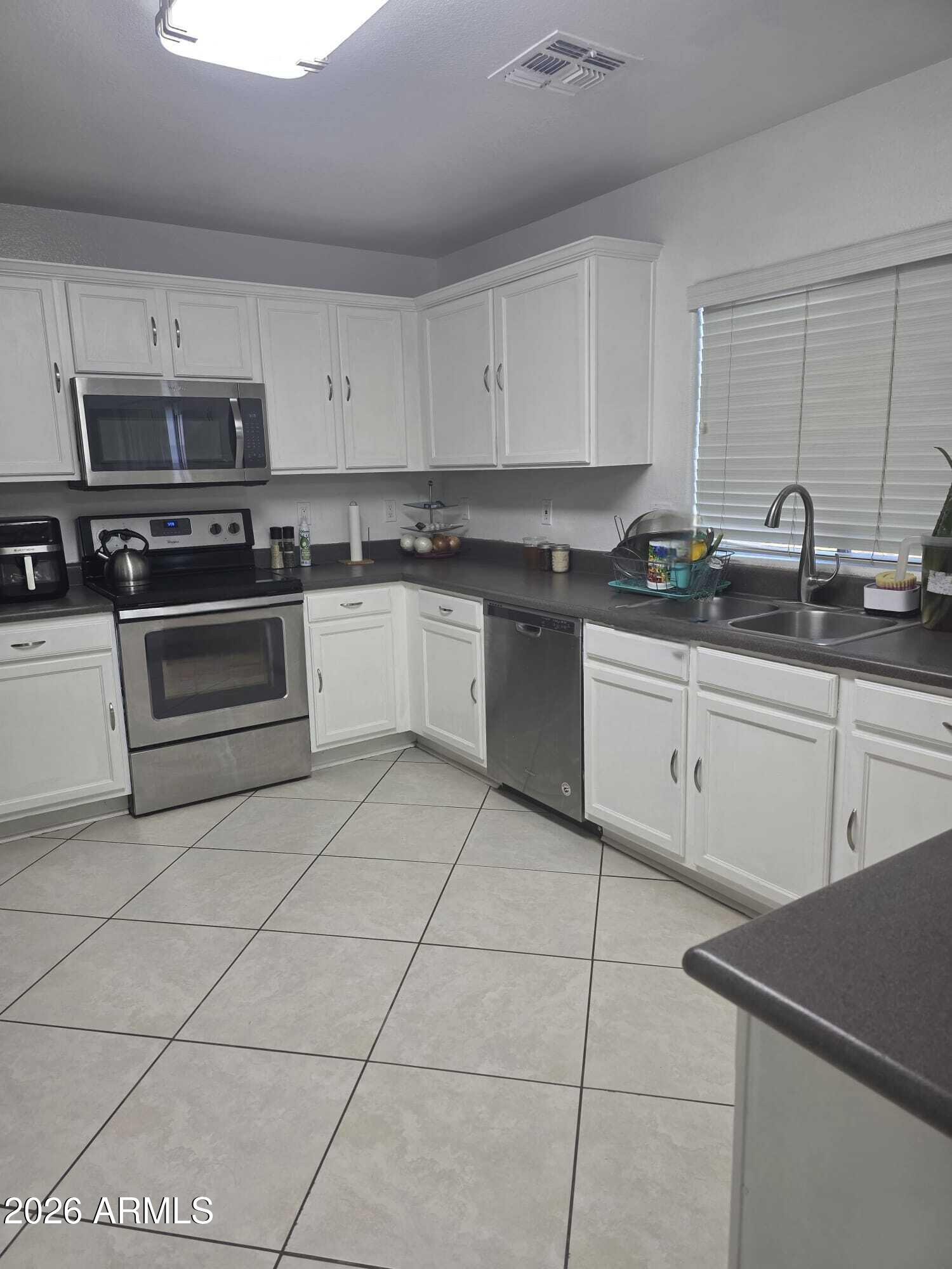 6427 West Cordes Road Phoenix, AZ 85043 - Photo 5 of 19 Kitchen