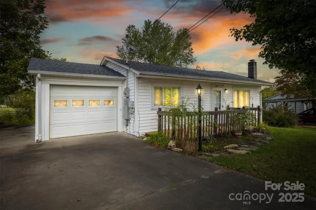 a view of a house with porch and garden