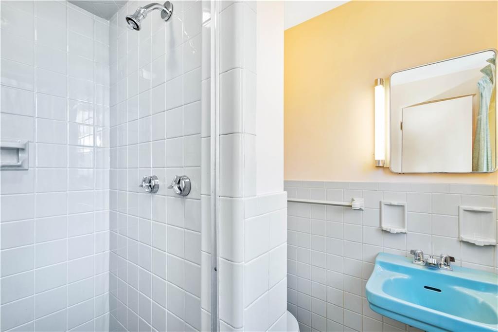 1195 Greentree Road Pittsburgh, PA 15220 - Photo 15 of 25 Gallery Image 15