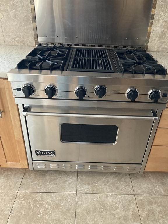 340 Salem Road, Unit 340 Billerica, MA 01821 - Photo 6 of 39 a close view of stove top oven