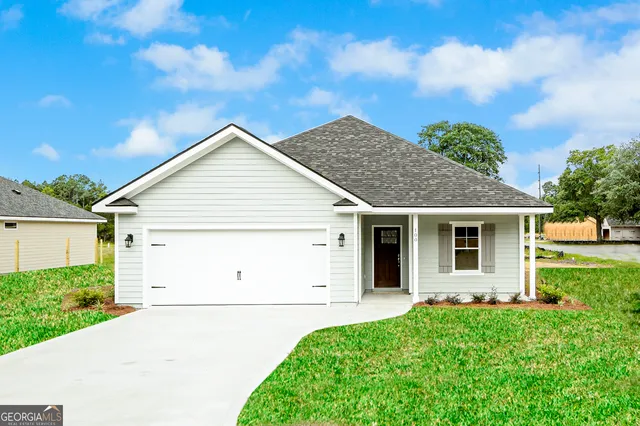 a view of a house with a backyard