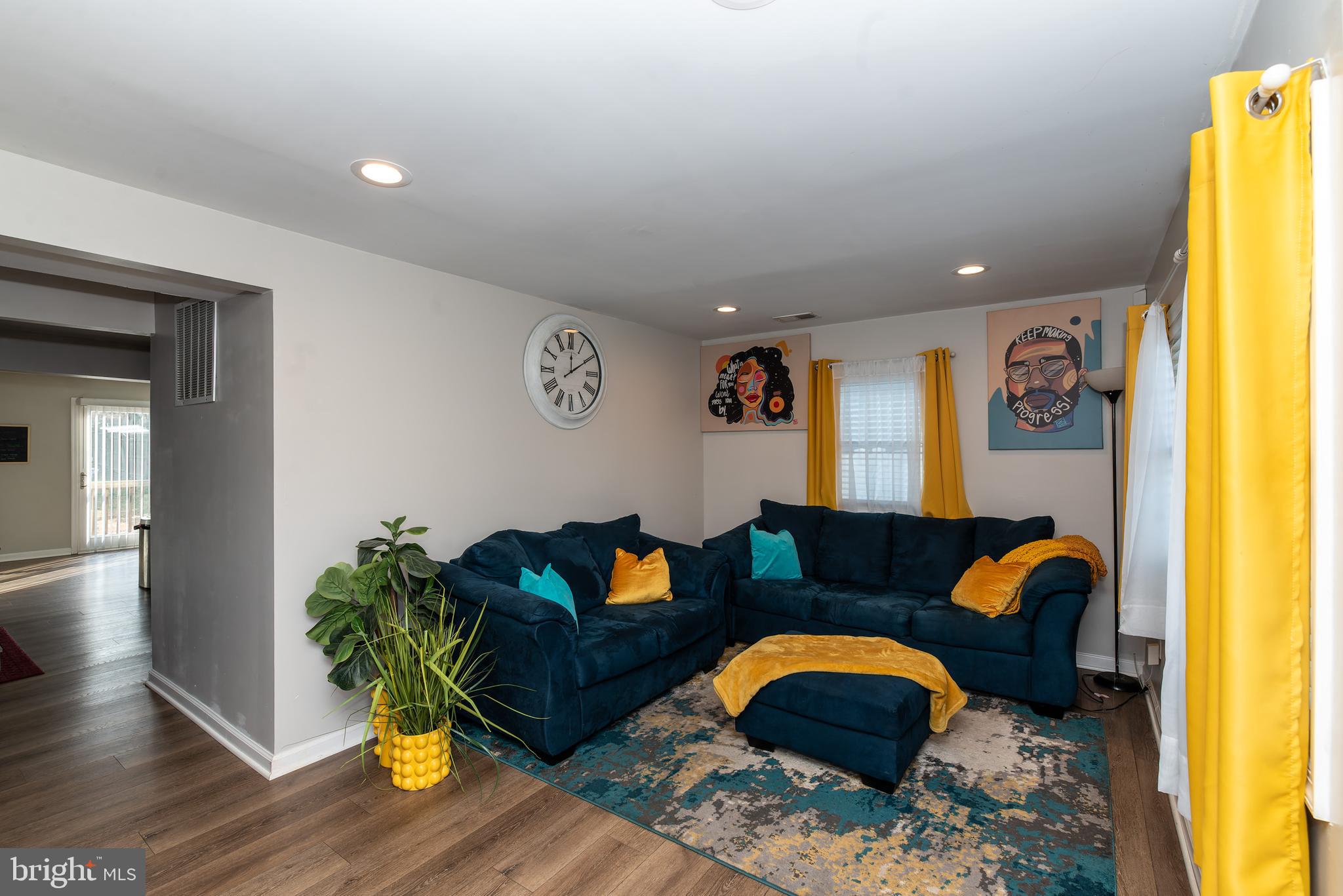 421 East Maple Avenue Lindenwold, NJ 08021 - Photo 5 of 40 Front Family Room