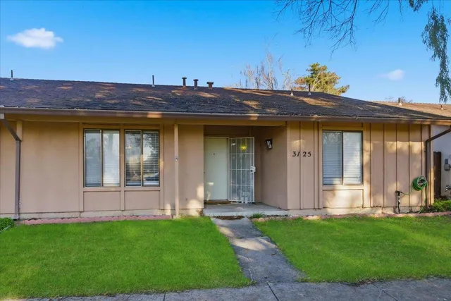 a view of a house with yard