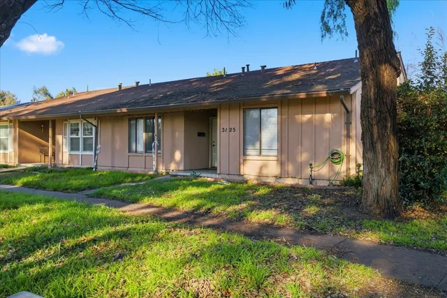 a view of a house with a yard