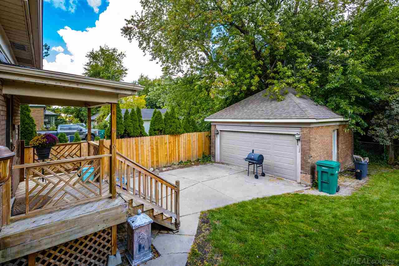 954 Barrington Road Grosse Pointe, MI 48230 - Photo 34 of 44 50026672-33.JPG