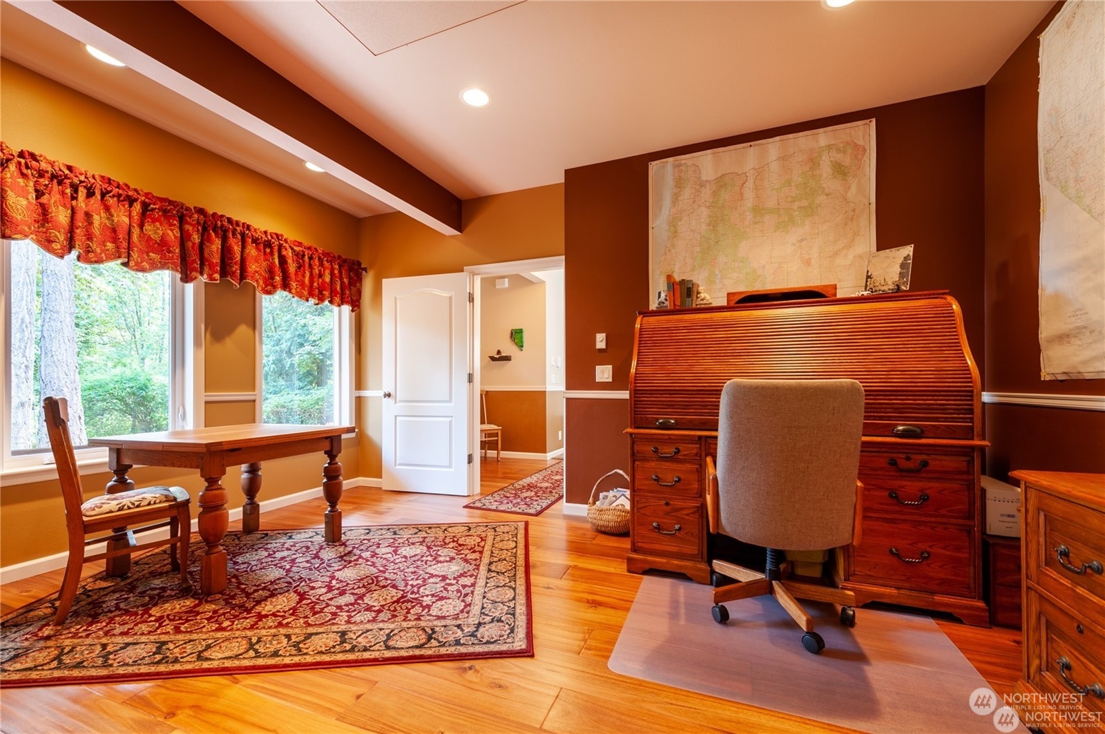 2170 Hilltop Road Lummi Island, WA 98262 - Photo 17 of 31 a view of a livingroom with workspace