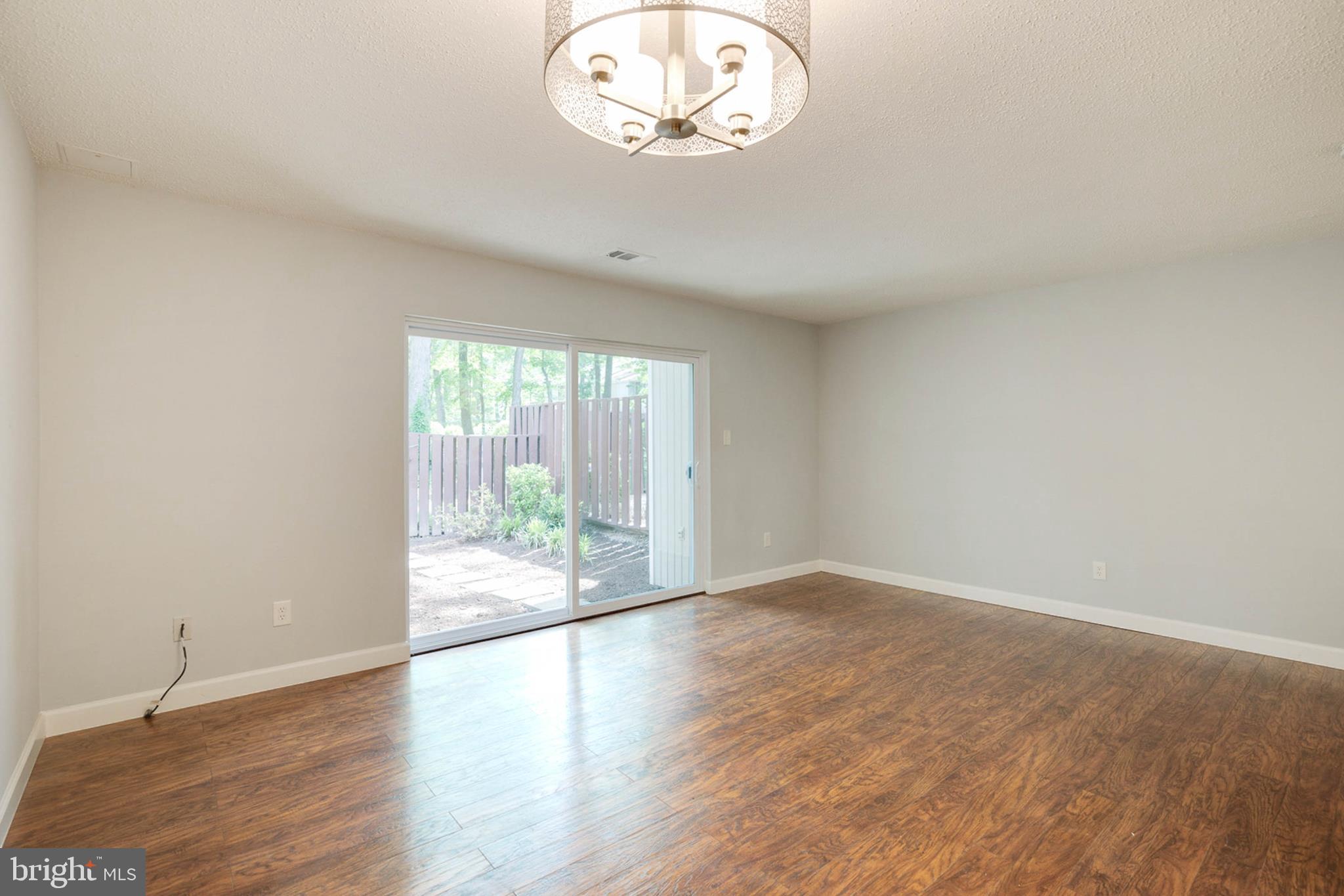 2316 Southgate Square Reston, VA 20191 - Photo 16 of 34 Living Room