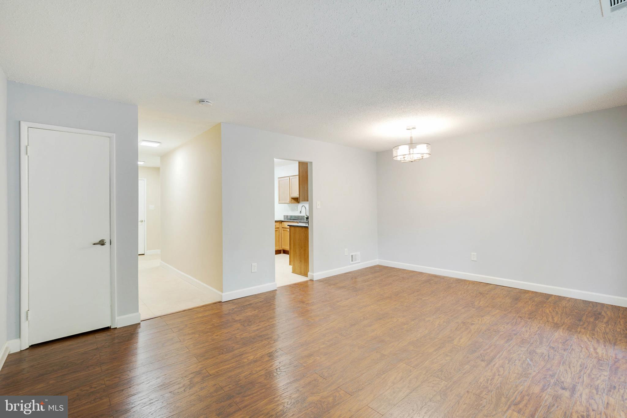 2316 Southgate Square Reston, VA 20191 - Photo 18 of 34 Main Living Area