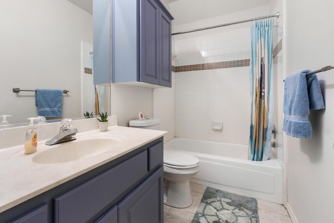 3808 Latimer Drive Austin, TX 78732 - Photo 28 of 31 a bathroom with a sink a toilet and shower