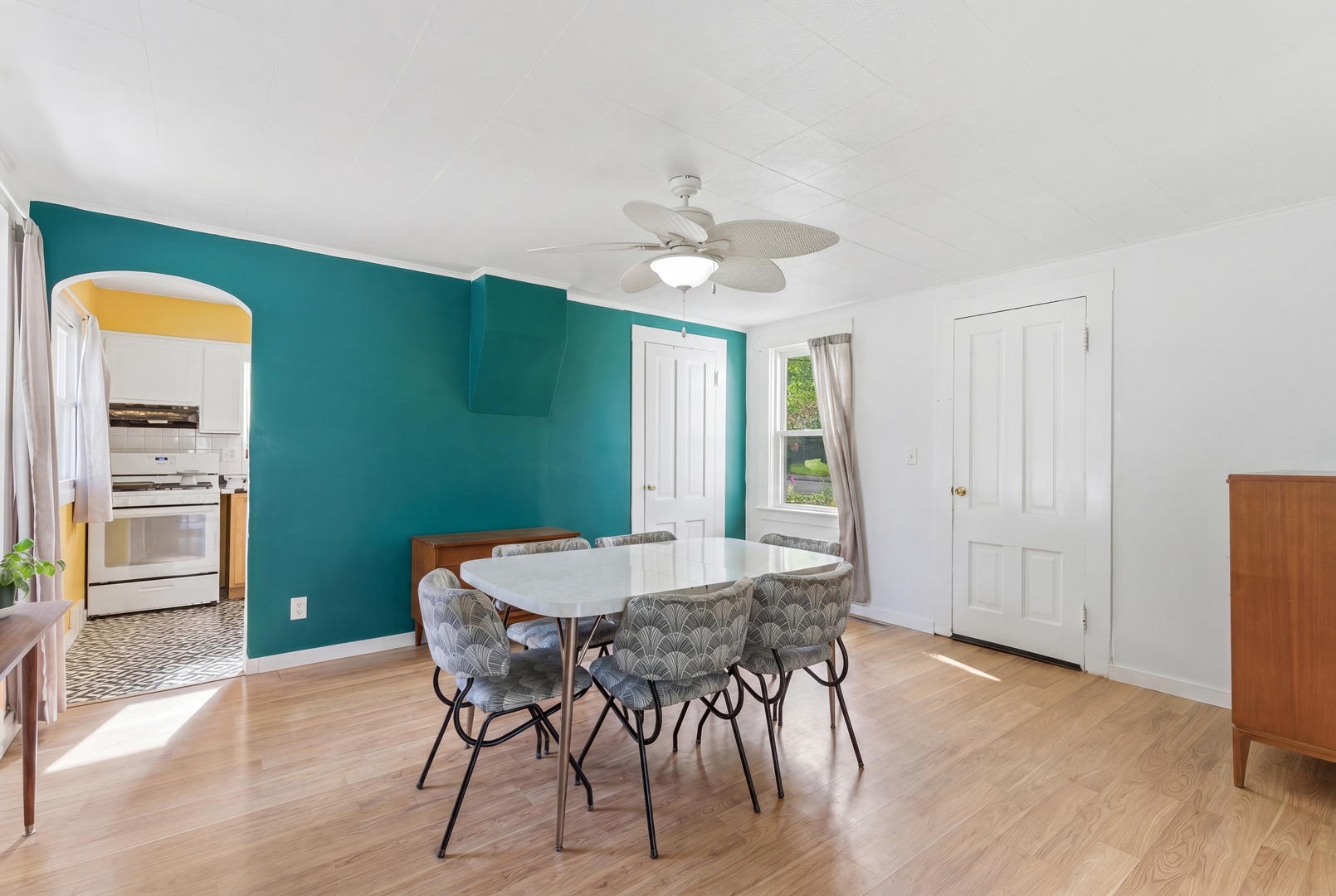 327 Silver Street Elgin, IL 60123 - Photo 8 of 26