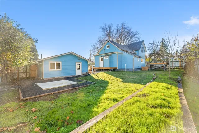 a view of a house with a yard