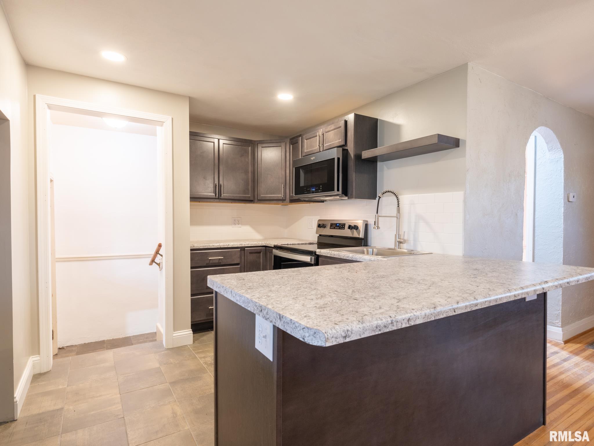 596 Roosevelt Street Creve Coeur, IL 61610 - Photo 4 of 43