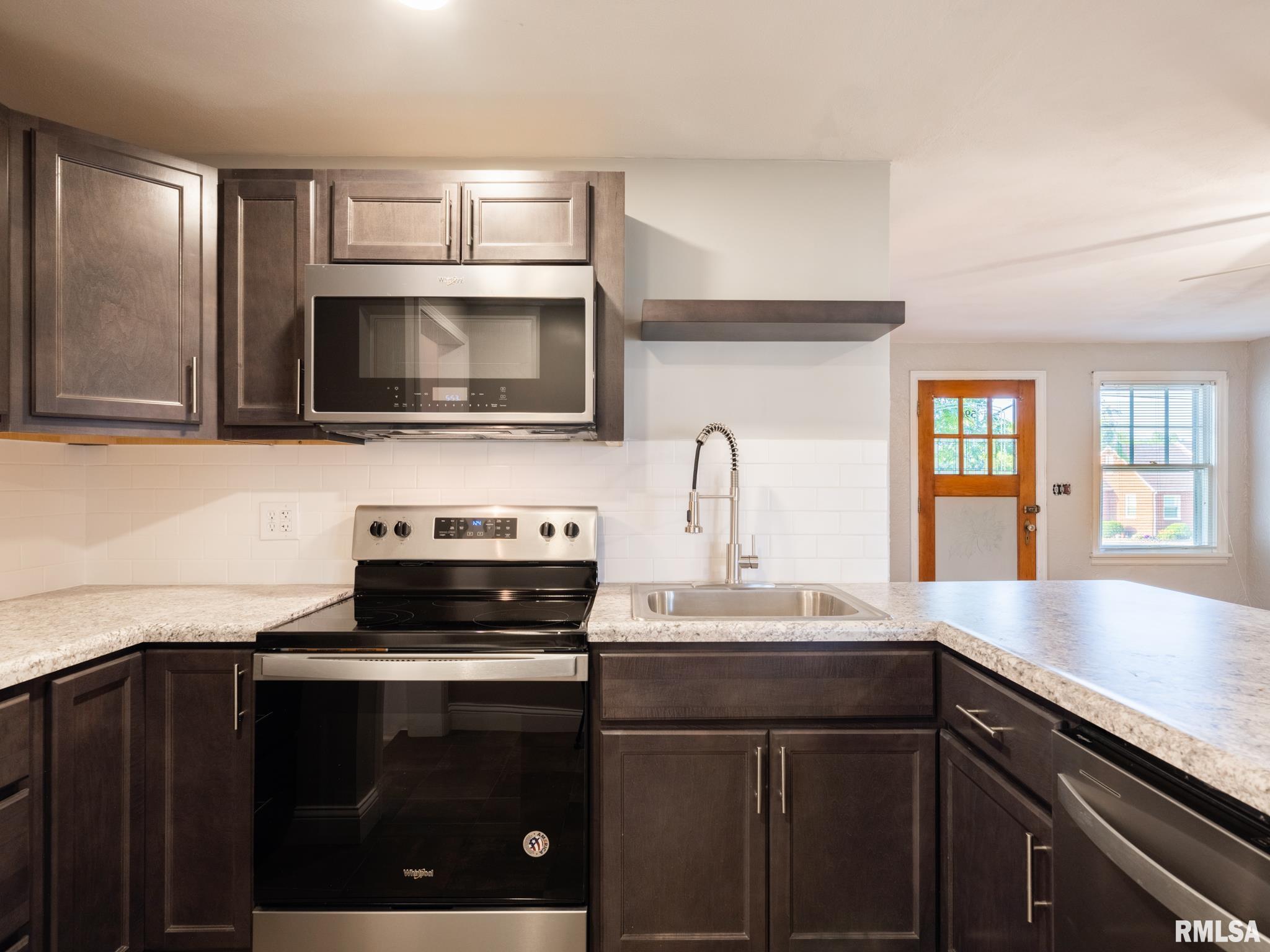 596 Roosevelt Street Creve Coeur, IL 61610 - Photo 5 of 43