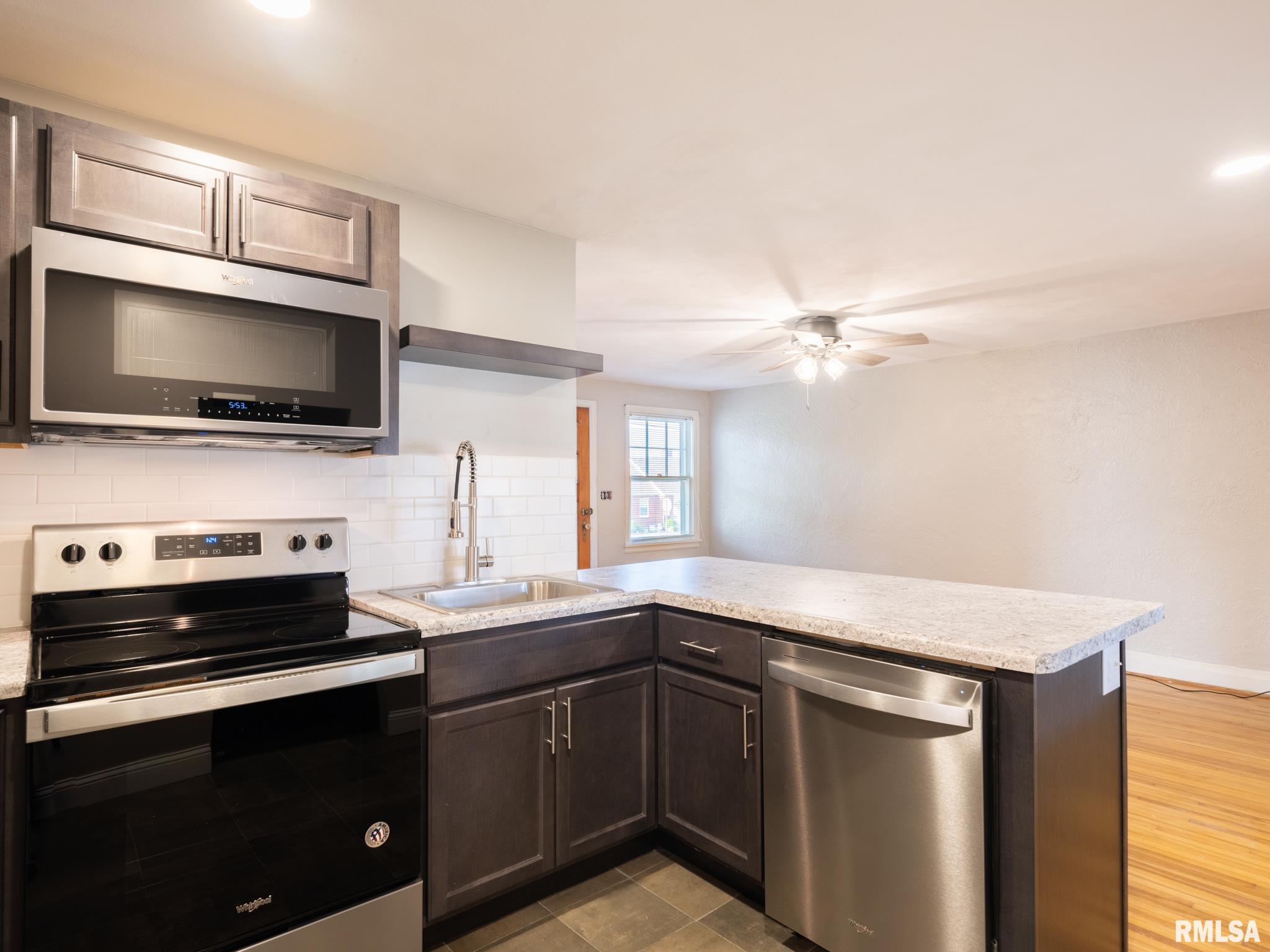 596 Roosevelt Street Creve Coeur, IL 61610 - Photo 6 of 43