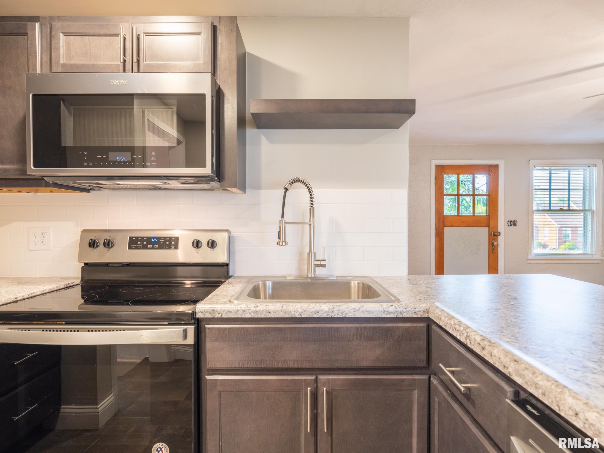 596 Roosevelt Street Creve Coeur, IL 61610 - Photo 8 of 43