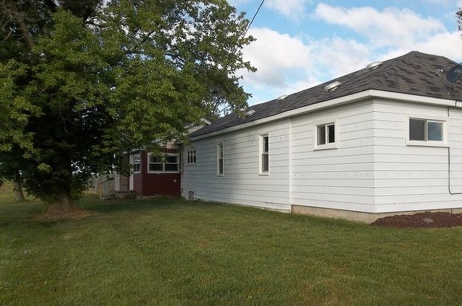 1290 South Tuscola Road Bay City, MI 48708 - Photo 2 of 25
