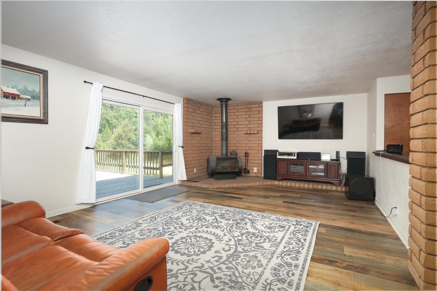 39712 Deer Ridge Drive Oakhurst, CA 93644 - Photo 13 of 40 a living room with furniture and a flat screen tv