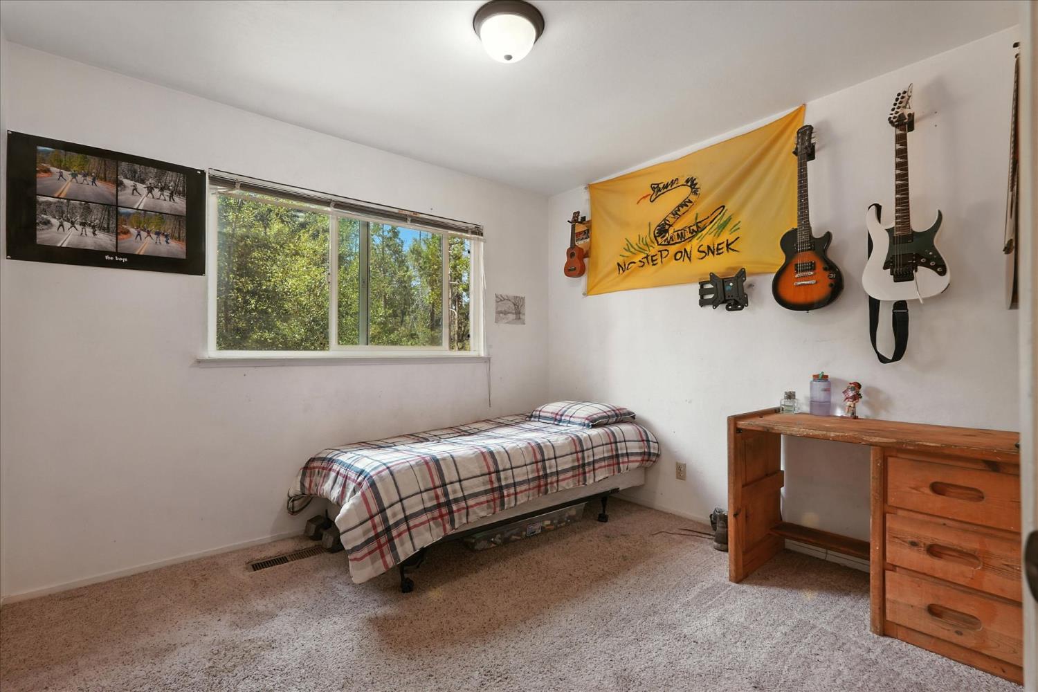 39712 Deer Ridge Drive Oakhurst, CA 93644 - Photo 19 of 40 a bedroom with a bed and a window