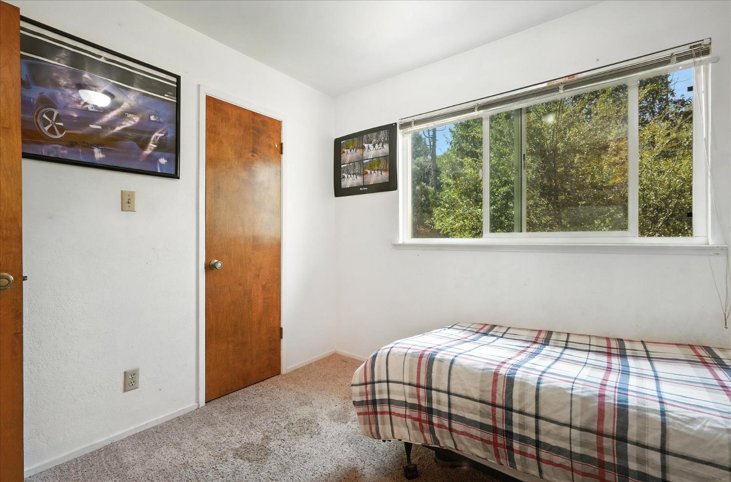 39712 Deer Ridge Drive Oakhurst, CA 93644 - Photo 20 of 40 a bedroom with a bed and a painting on the wall