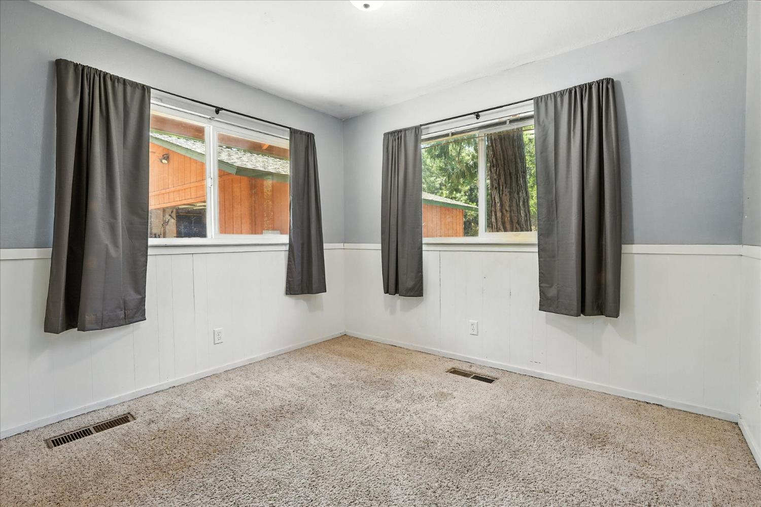 39712 Deer Ridge Drive Oakhurst, CA 93644 - Photo 21 of 40 a view of an empty room with a window