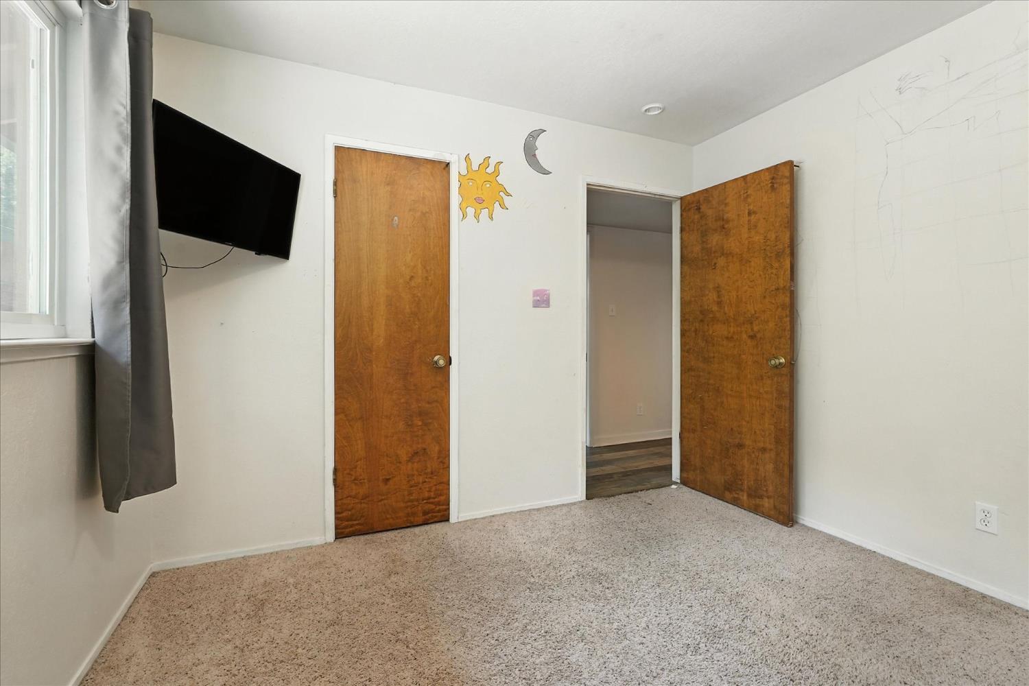39712 Deer Ridge Drive Oakhurst, CA 93644 - Photo 24 of 40 a view of a livingroom with a flat screen tv