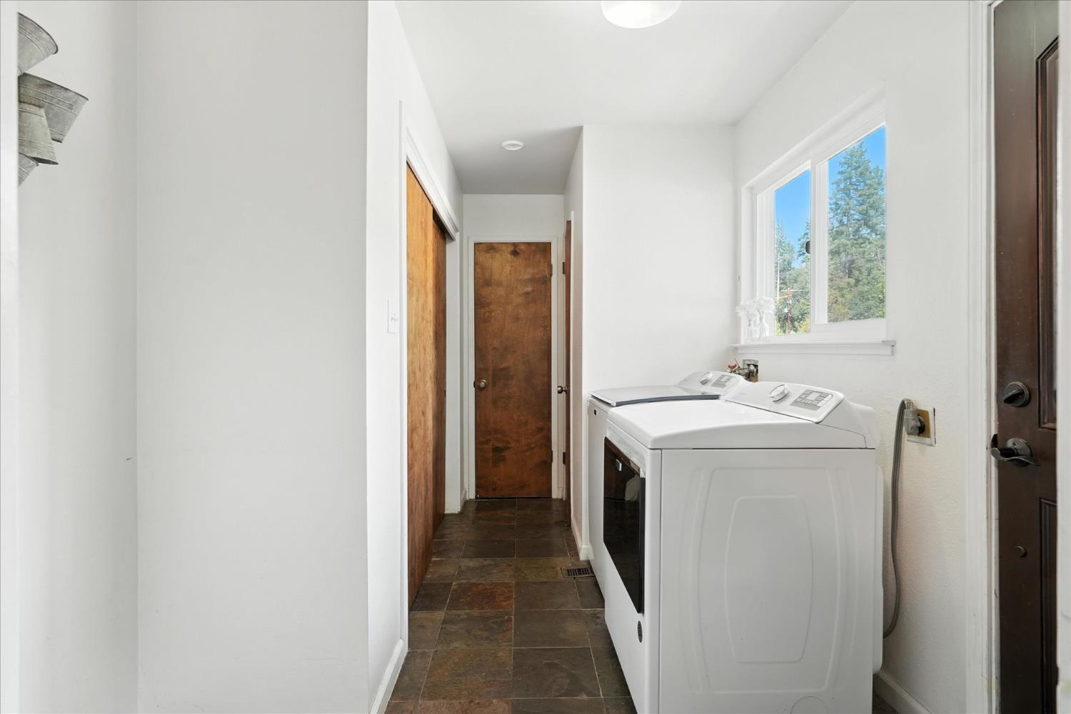 39712 Deer Ridge Drive Oakhurst, CA 93644 - Photo 25 of 40 a utility room with dryer and washer