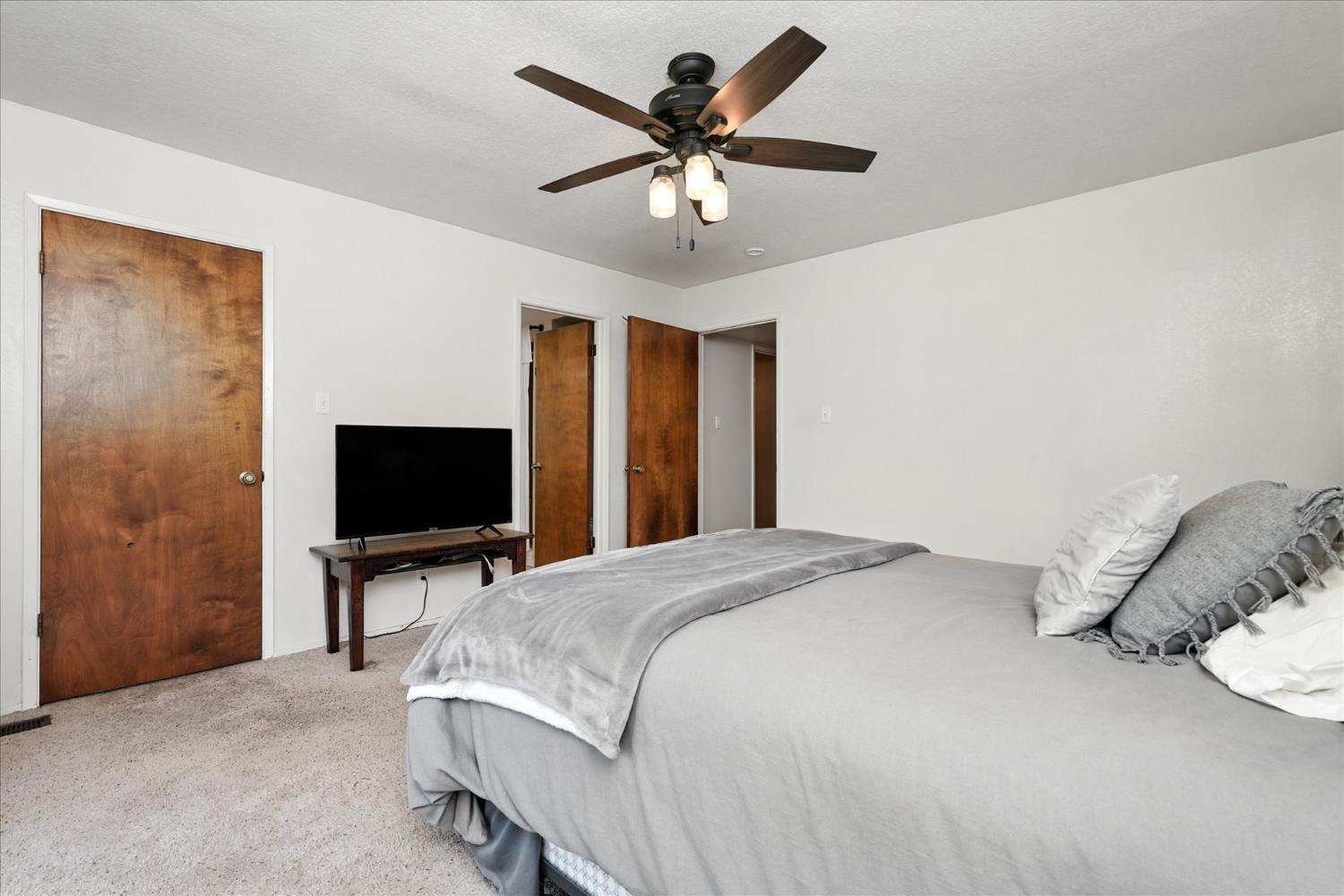 39712 Deer Ridge Drive Oakhurst, CA 93644 - Photo 28 of 40 a bedroom with a bed and a flat screen tv