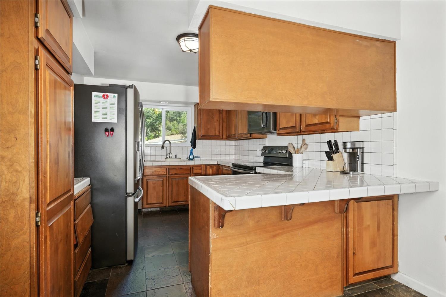 39712 Deer Ridge Drive Oakhurst, CA 93644 - Photo 7 of 40 a kitchen with a sink stove and refrigerator