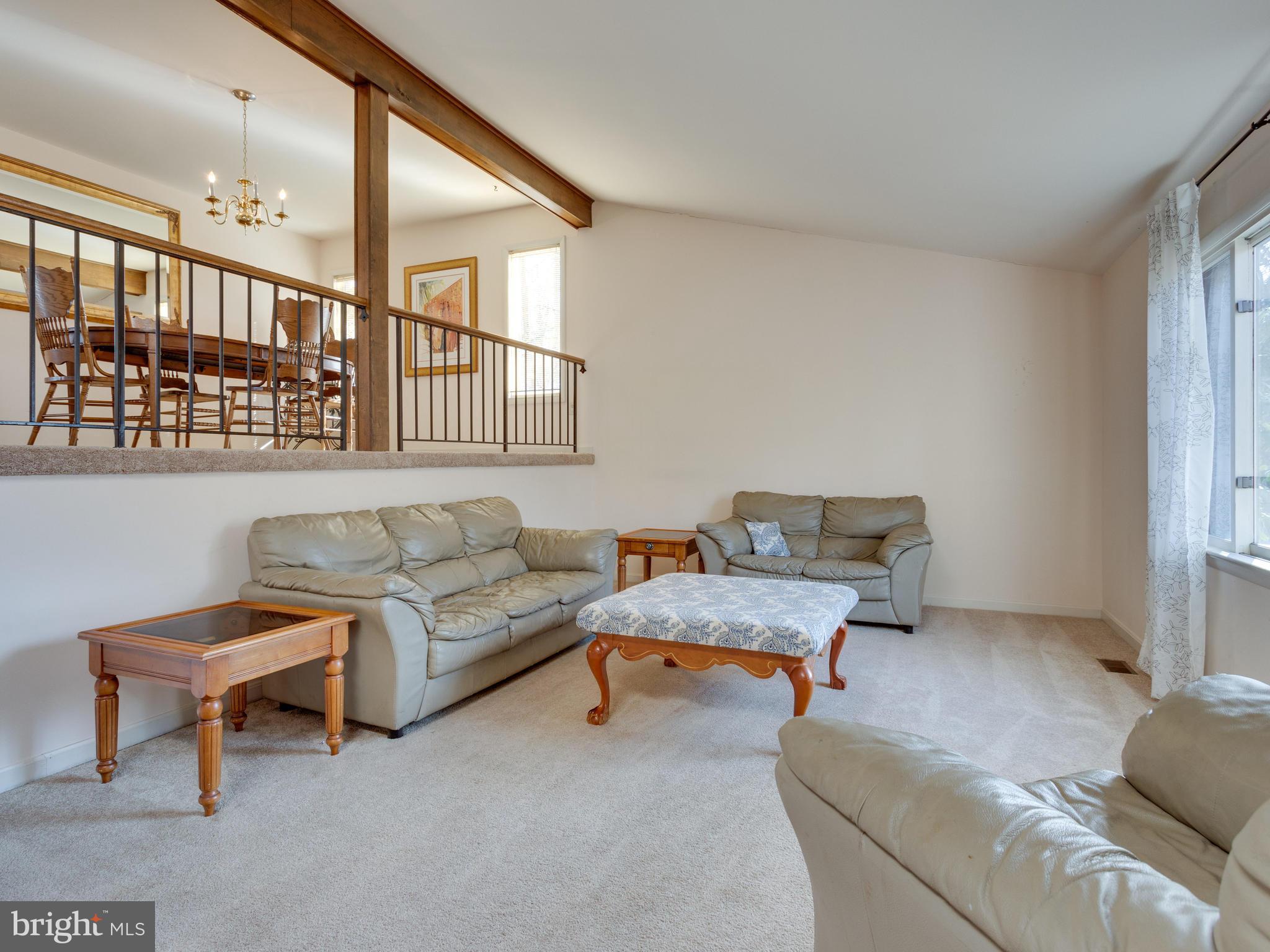 12995 Smoketown Road Woodbridge, VA 22192 - Photo 4 of 30 Living Room