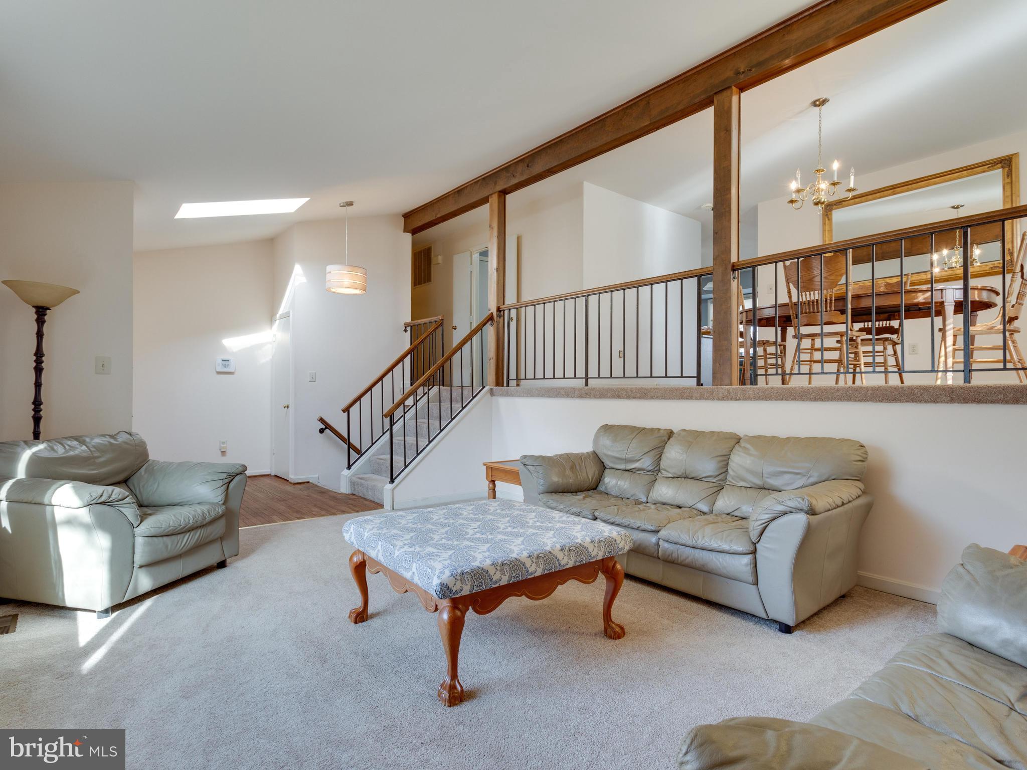 12995 Smoketown Road Woodbridge, VA 22192 - Photo 5 of 30 Living Room