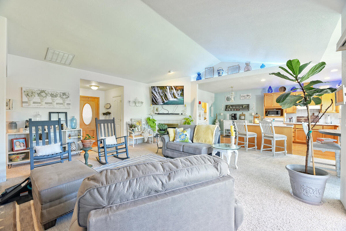 2398 Springbrook Road, Unit 1 Medford, OR 97504 - Photo 7 of 26 DSC_2923