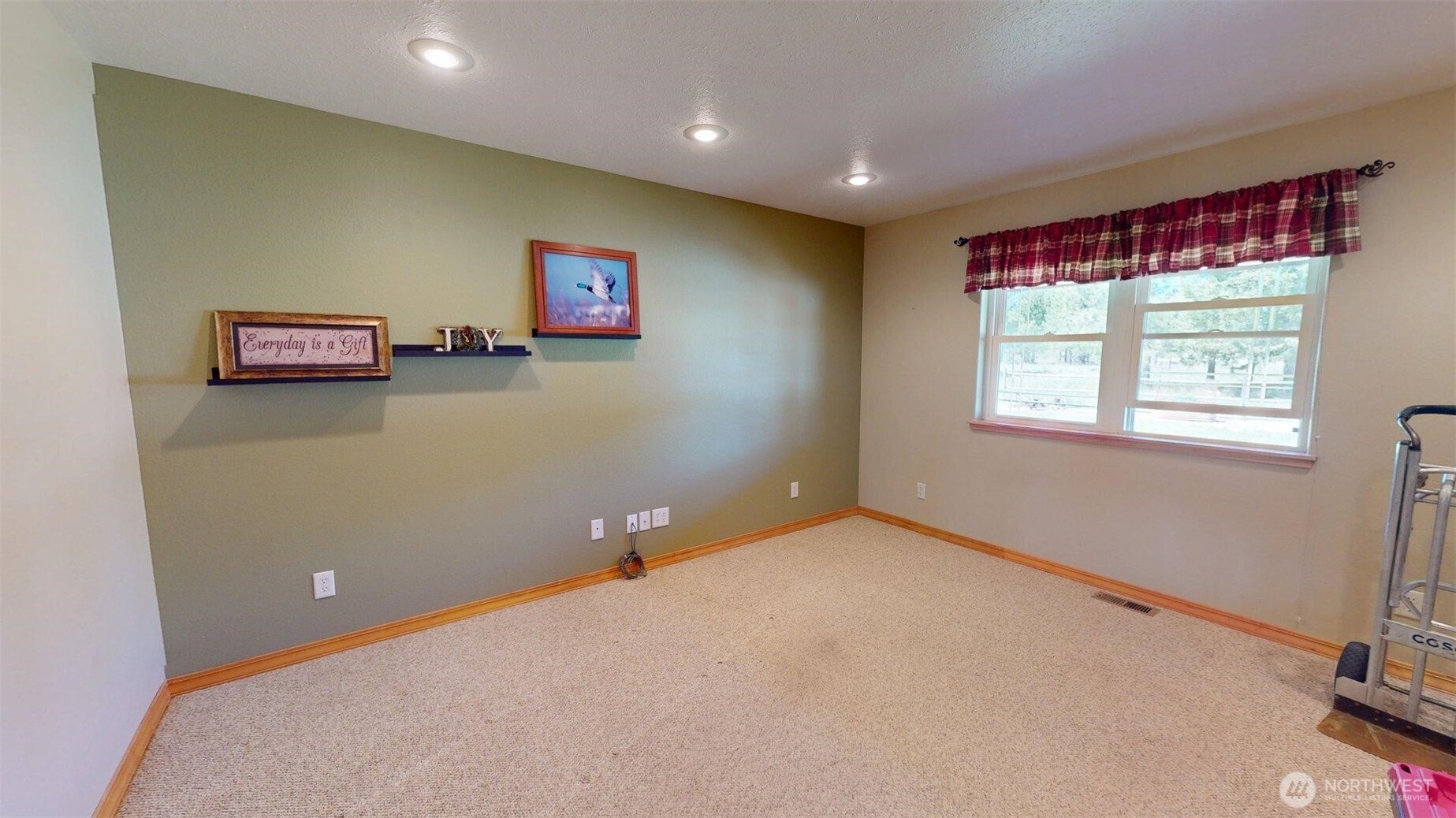 37 No. Name Road Tonasket, WA 98855 - Photo 9 of 33 a view of a livingroom with a window