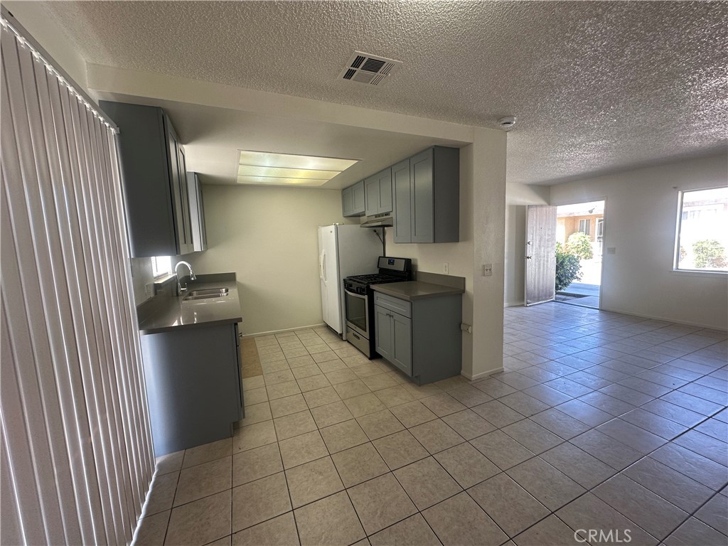 15418 Bear Valley Road, Unit 3 Victorville, CA 92395 - Photo 5 of 9