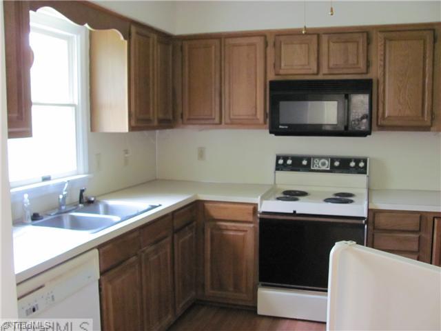 1805 Overlook Point Road High Point, NC 27265 - Photo 3 of 12 Kitchen.