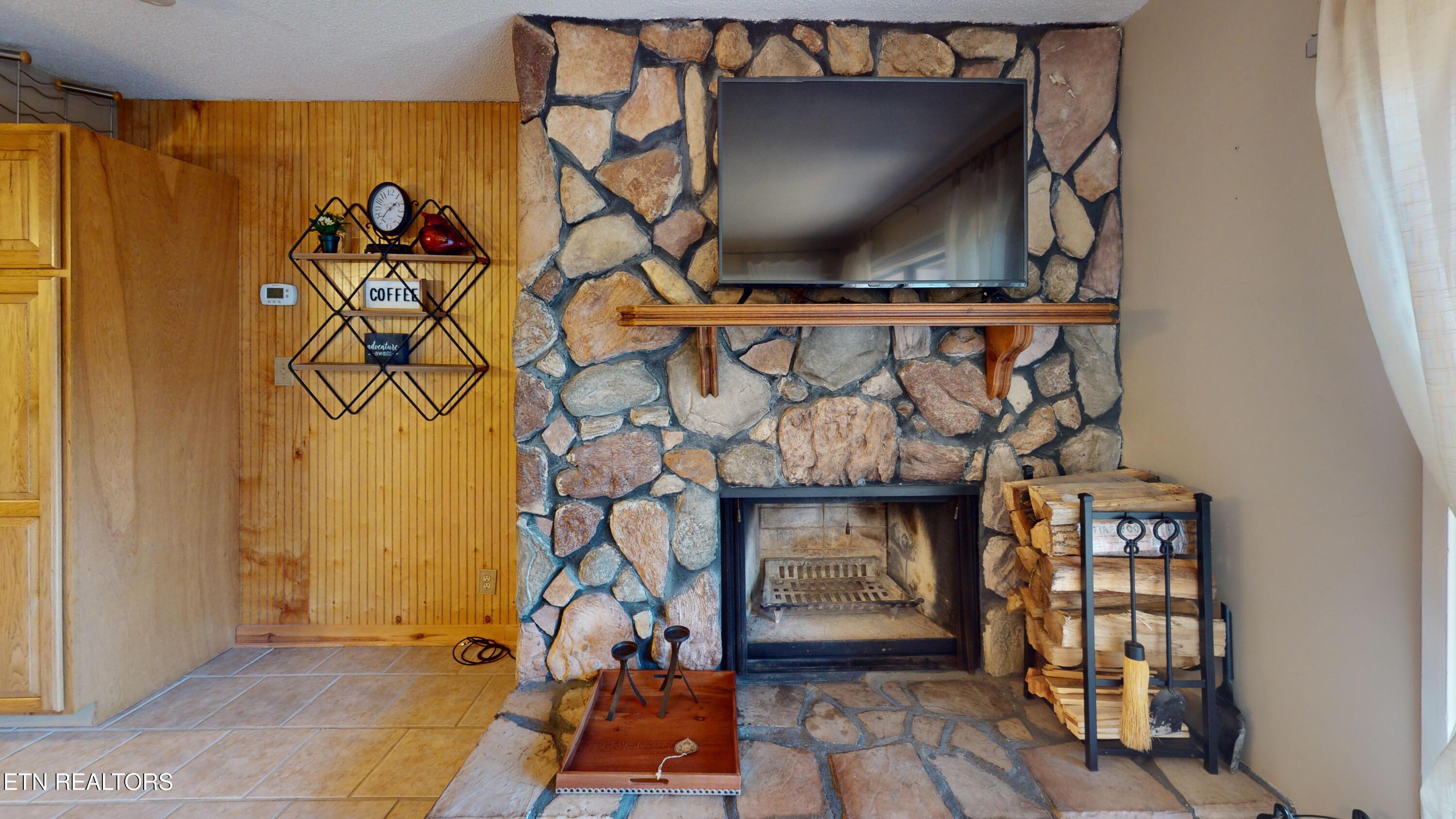 1081 Cove Road, Unit 614 Sevierville, TN 37876 - Photo 8 of 26 1081-Cove-Rd-Sevierville-TN-Living-Room