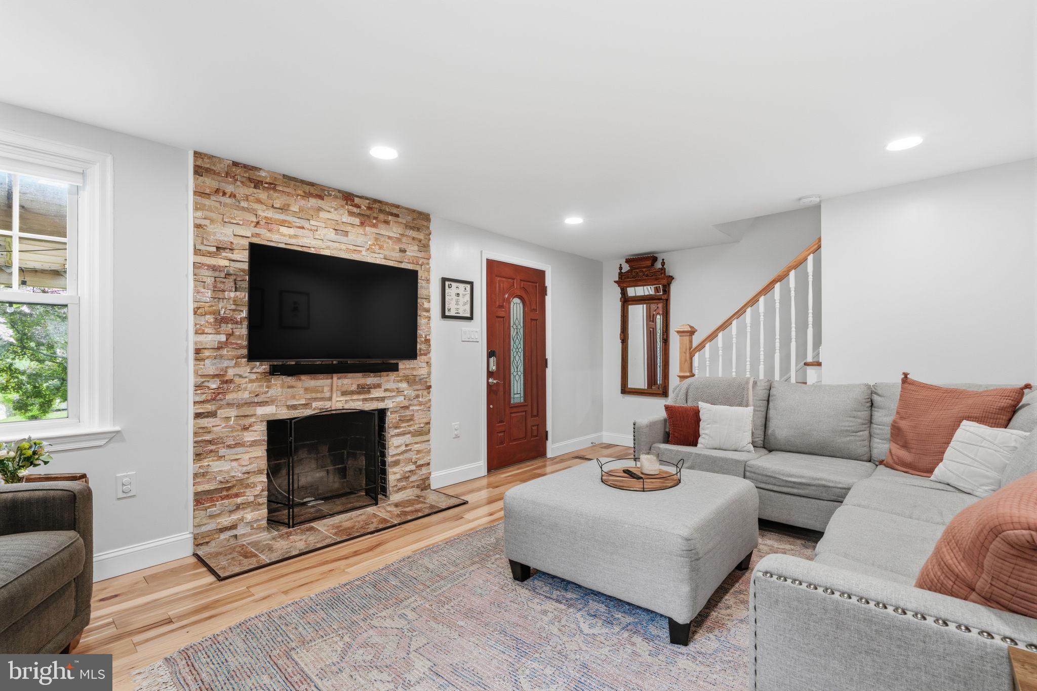 1267 Huntingdon Road Abington, PA 19001 - Photo 5 of 39 Living room - hardwood flooring