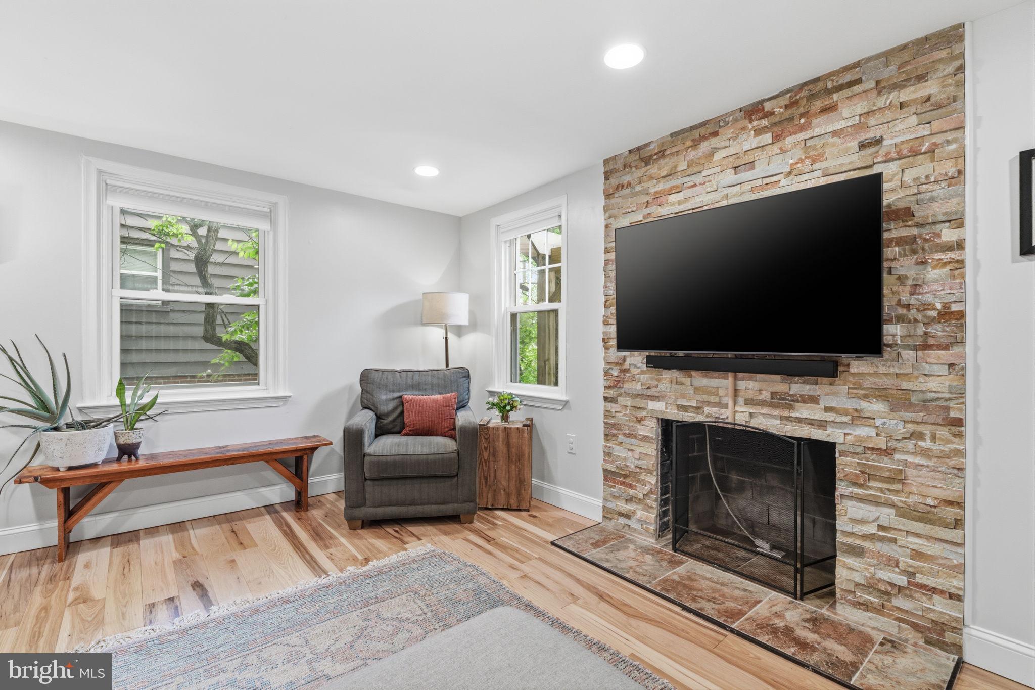 1267 Huntingdon Road Abington, PA 19001 - Photo 6 of 39 Living room - Fireplace (electric)