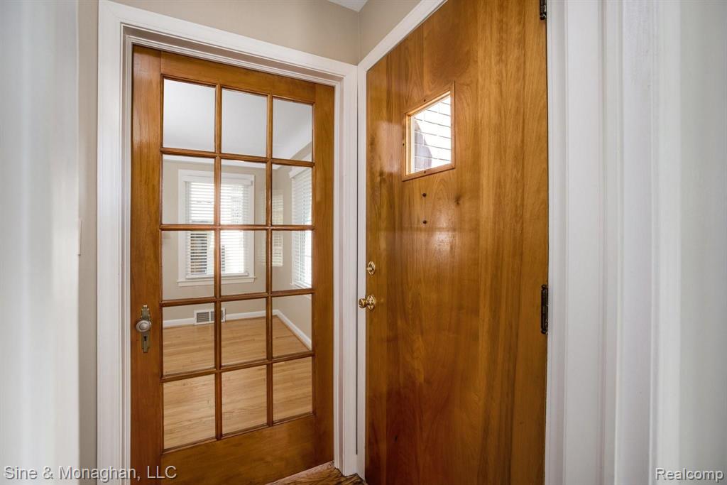 453 Kerby Road Grosse Pointe Farms, MI 48236 - Photo 2 of 32
