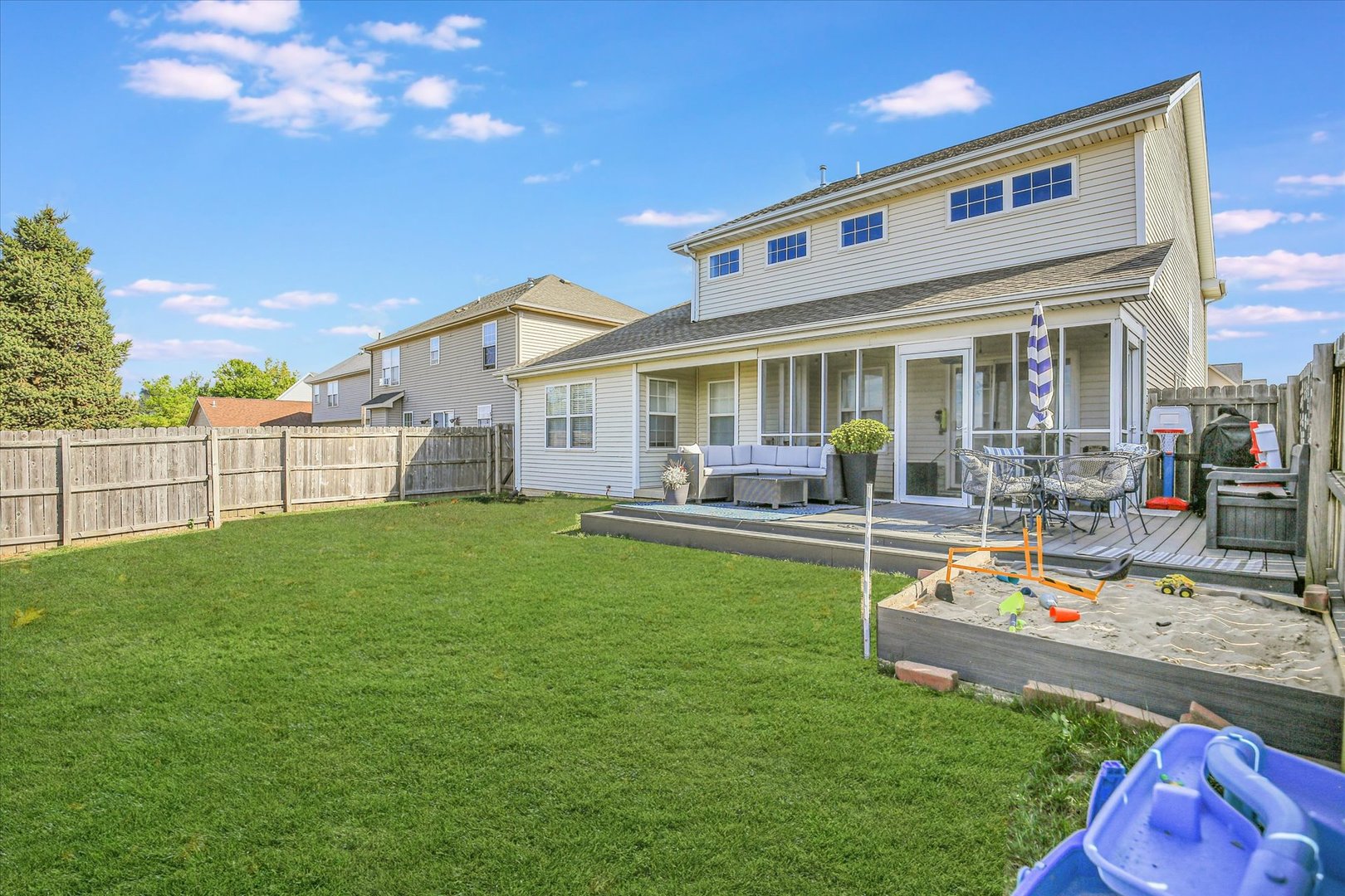 1315 West Ridge Lane Champaign, IL 61822 - Photo 11 of 102 a front view of a house with garden
