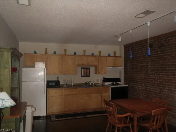 $1,000 | 105 West Main Street, Elkin, NC 28621