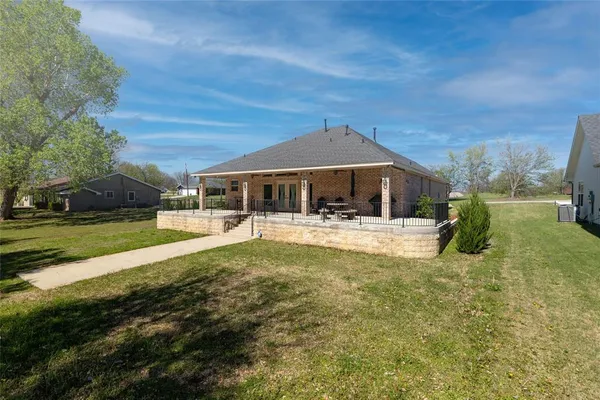 $330,000 | 131 Lakeview Drive, Runaway Bay, TX 76426