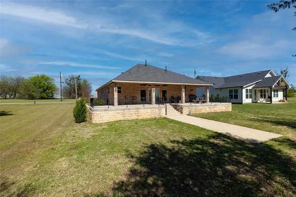 $330,000 | 131 Lakeview Drive, Runaway Bay, TX 76426