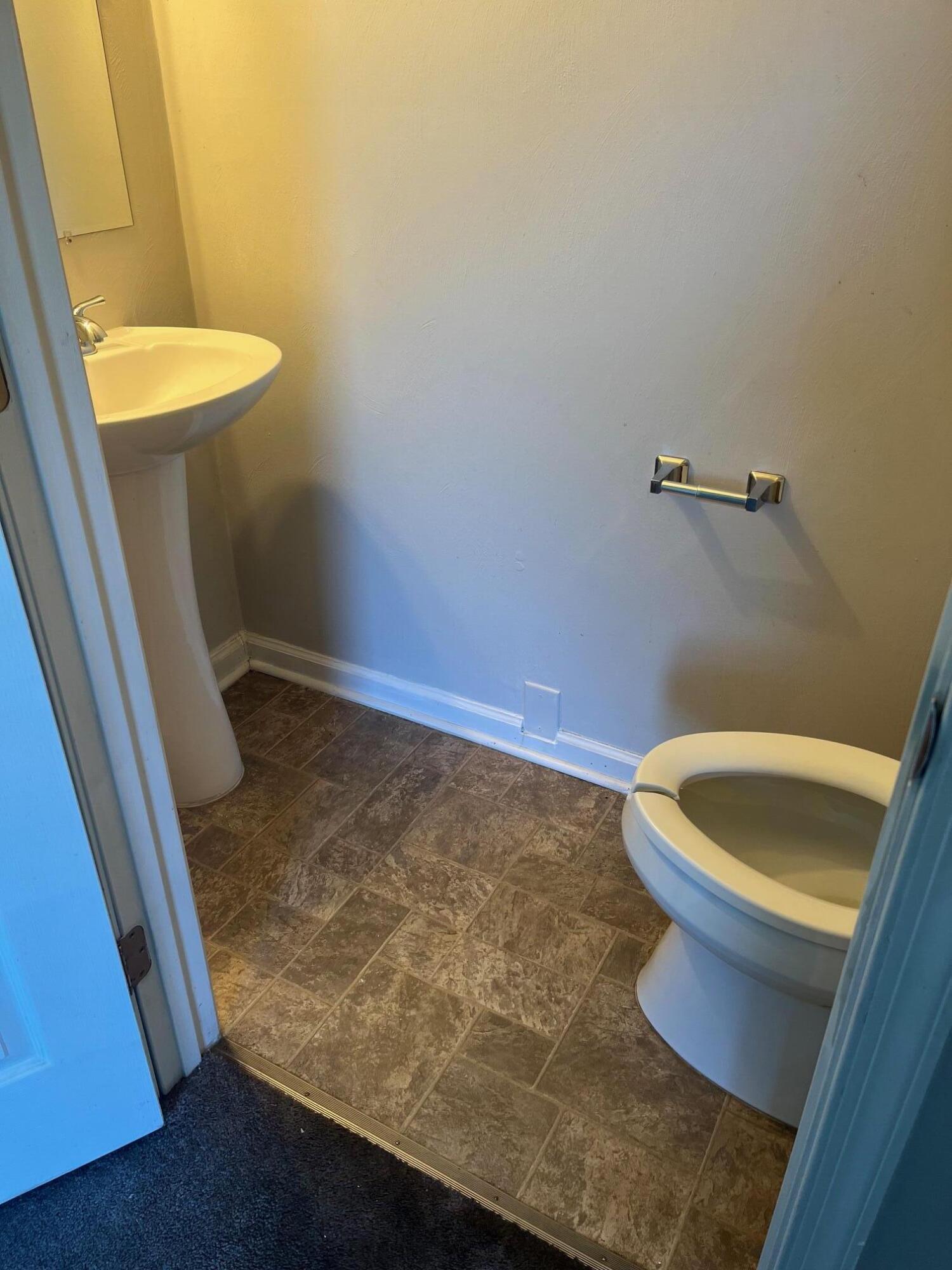 302 Patton Avenue Northwest Roanoke, VA 24016 - Photo 18 of 25 IMG_8558