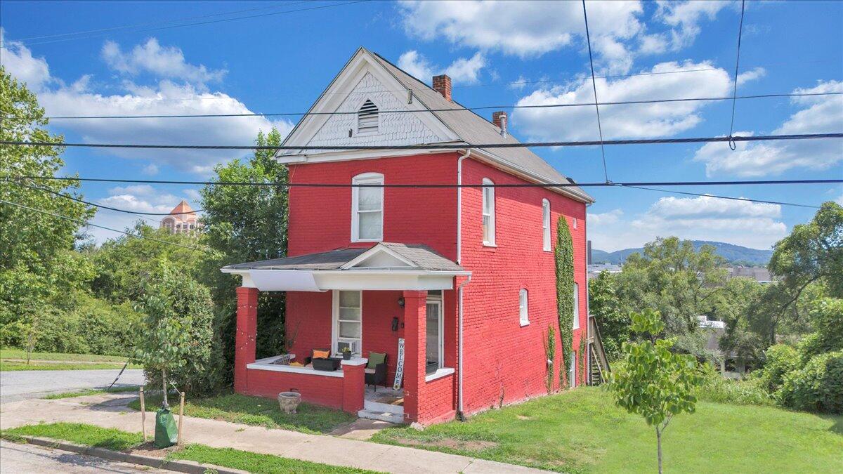 302 Patton Avenue Northwest Roanoke, VA 24016 - Photo 4 of 25 04-DJI_20250717151136_0050_D
