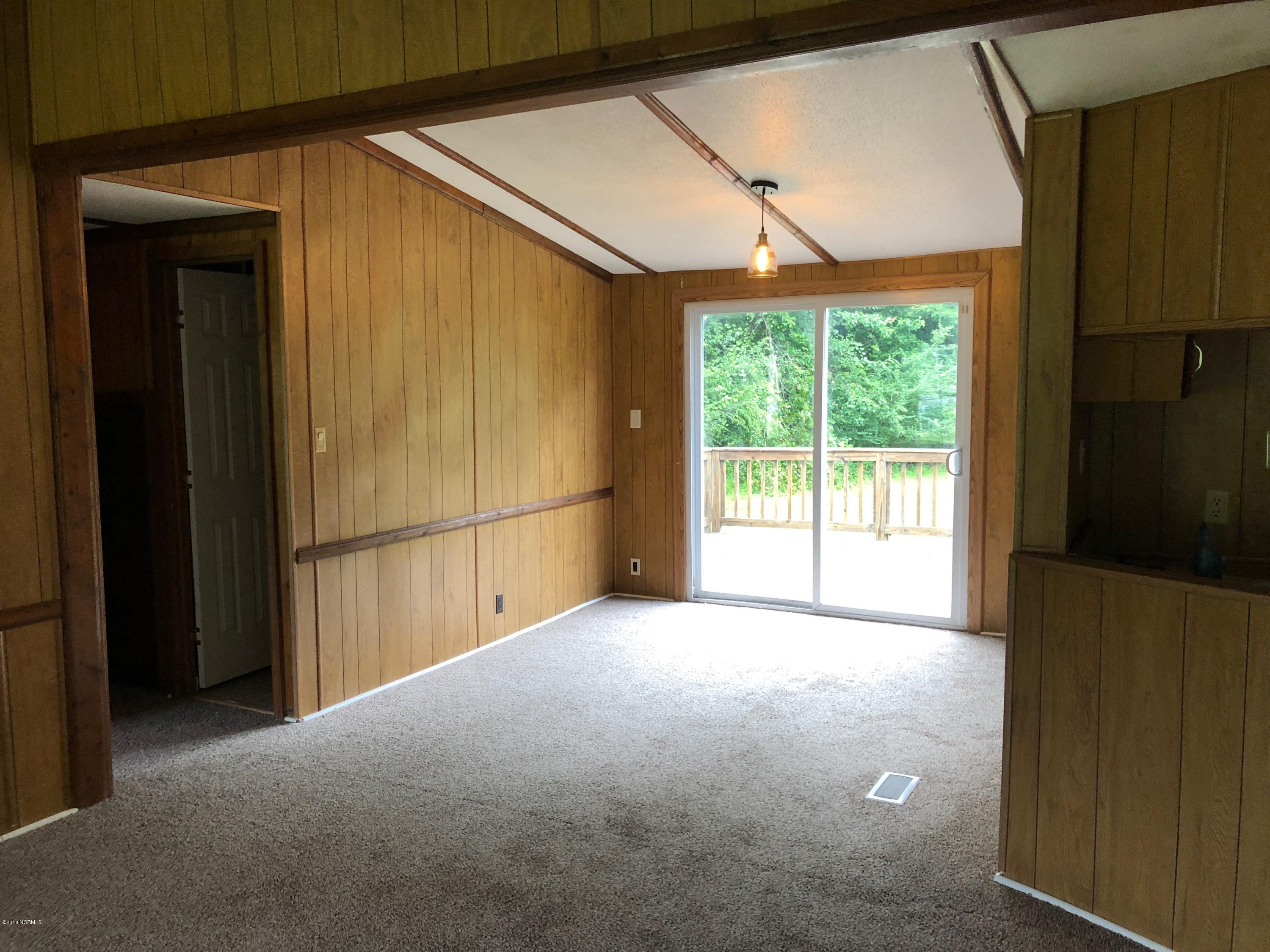 501 East Henry Street Atkinson, NC 28421 - Photo 17 of 34 dining rm 2