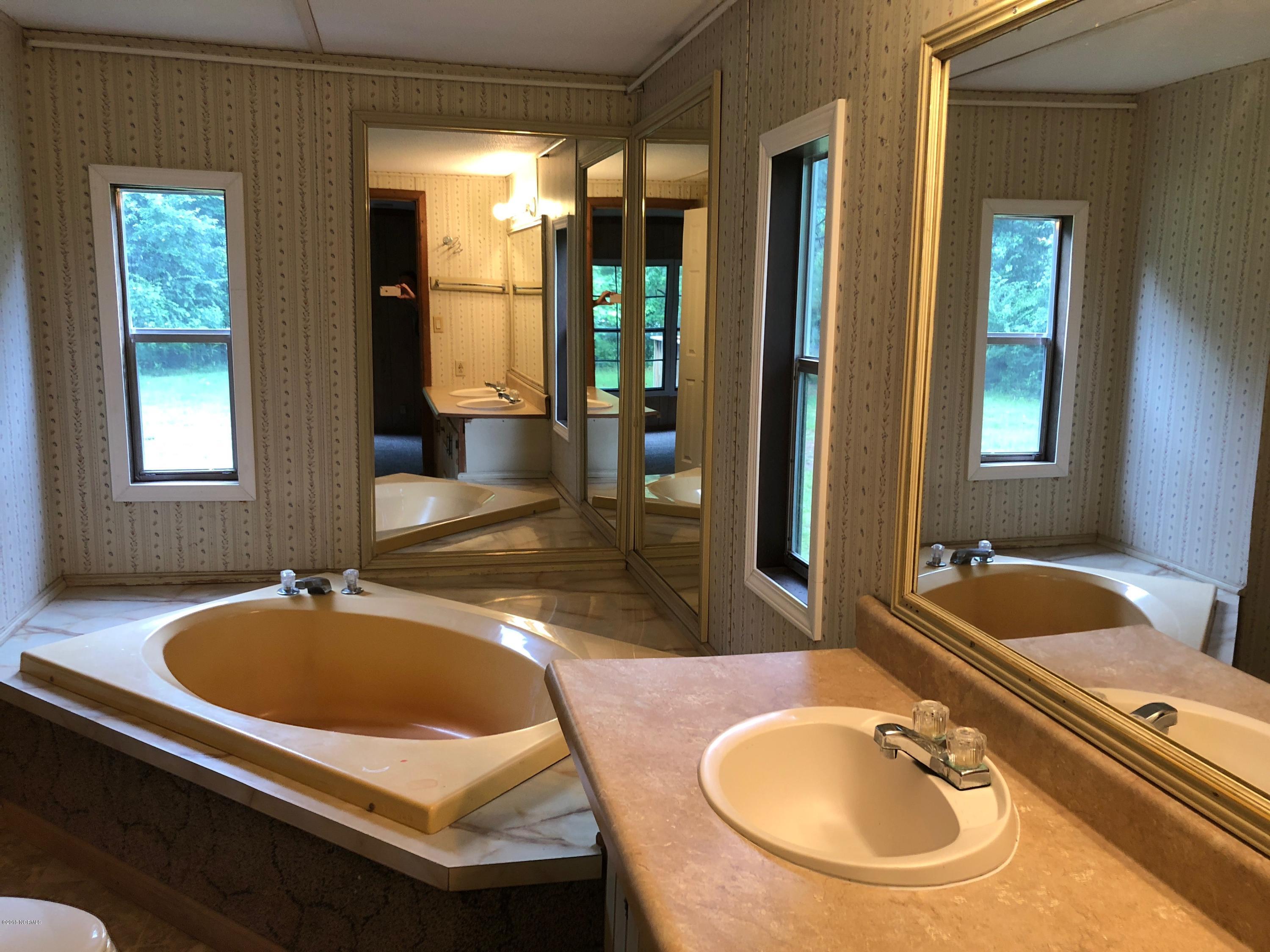 501 East Henry Street Atkinson, NC 28421 - Photo 23 of 34 master bath