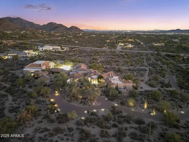 a view of a livingroom with washer and dryer