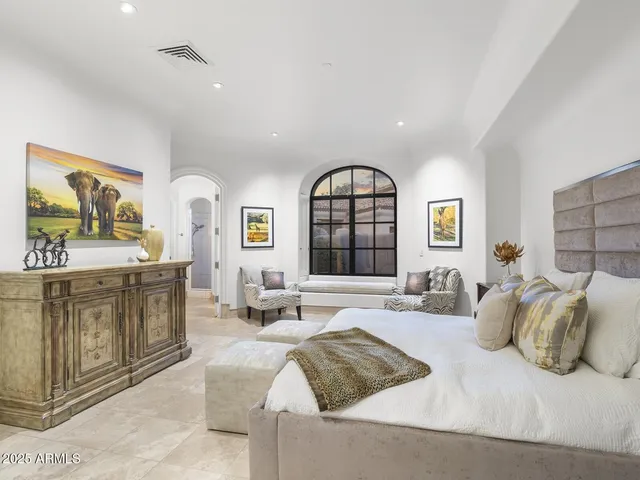 a view of entryway with a garden